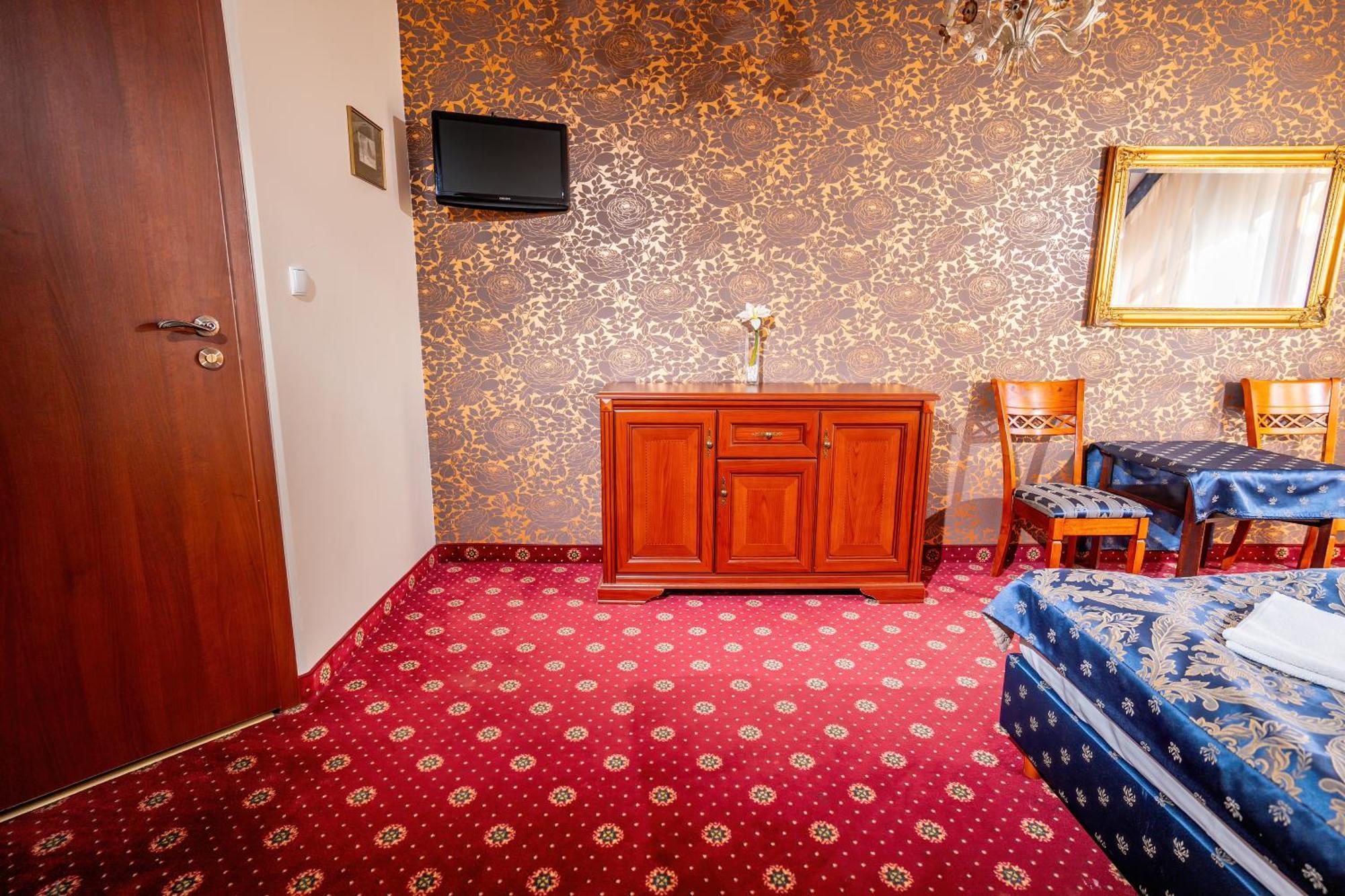 Morawa Hotel *